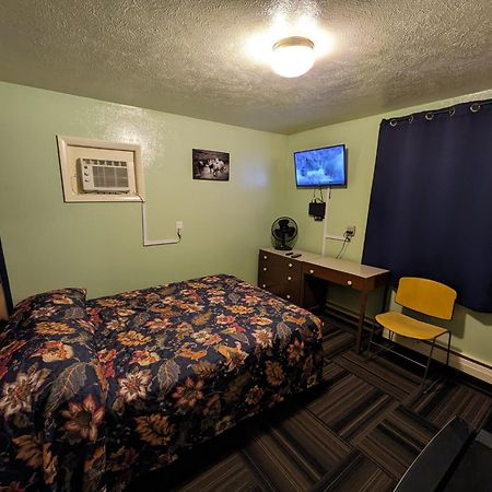 Tour Inn Motel Howard City Eksteriør billede
