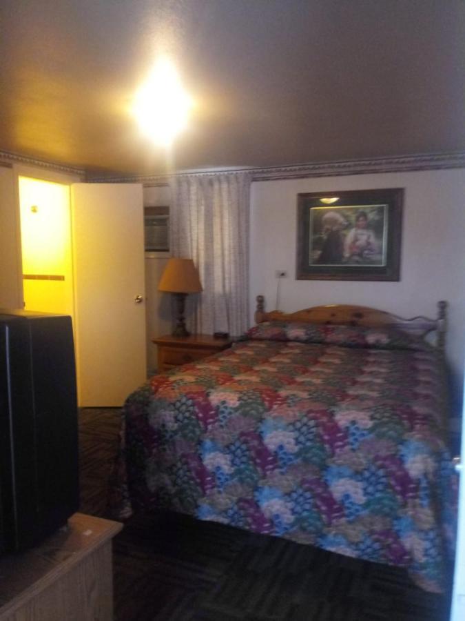 Tour Inn Motel Howard City Eksteriør billede