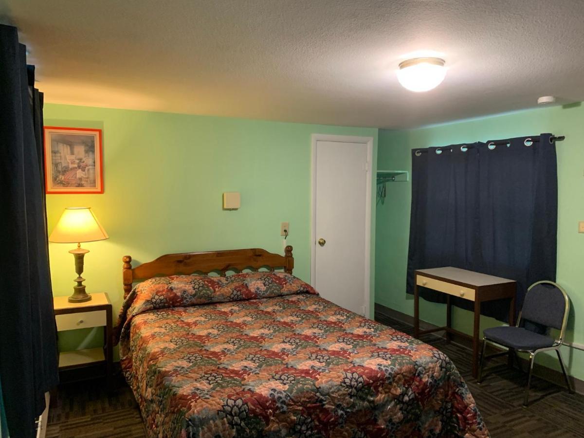 Tour Inn Motel Howard City Eksteriør billede