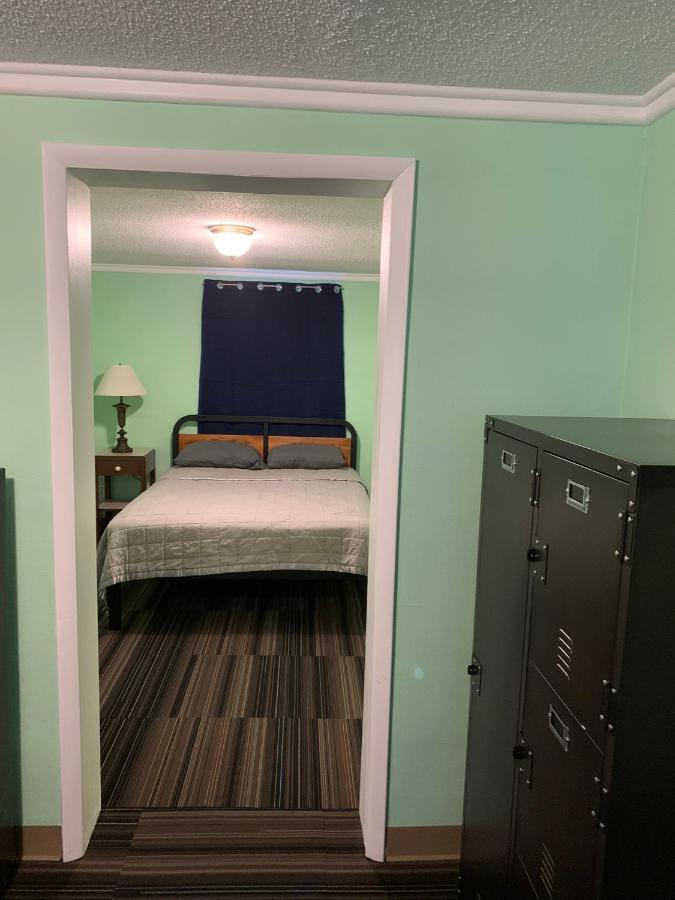 Tour Inn Motel Howard City Eksteriør billede